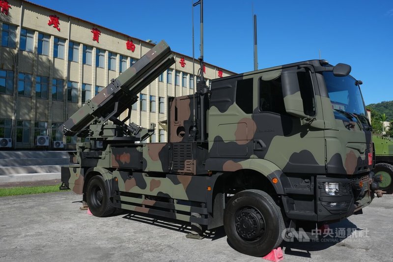 國防部25日將首度在台北復興崗營區舉辦全國「空氣軟槍」競技射擊比賽,並對外邀請民眾入營參觀,以寓教於樂方式深化全民國防教育,提升全民應變能力與防衛韌性。24日活動現場同步展示陸射劍二飛彈發射車(圖)等國軍裝備。中央社記者徐肇昌攝 115年7月24日