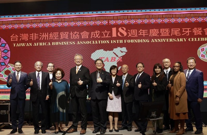已邁入20年歷史的台灣非洲經貿協會長期致力於推動台商拓展非洲經貿市場。林原（左6）於2023年擔任理事長至2025年底卸任，現為協會監事長。圖為2024年協會18週年慶祝會。（林原提供）中央社記者施婉清開羅傳真　115年7月24日