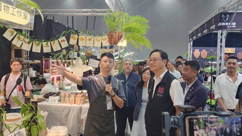2026亞洲植物博覽會在桃園會展中心盛大登場,桃園市長張善政(前右)24日下午出席開幕式,聽取業者解說。(桃市府提供)中央社記者葉臻傳真 115年7月24日