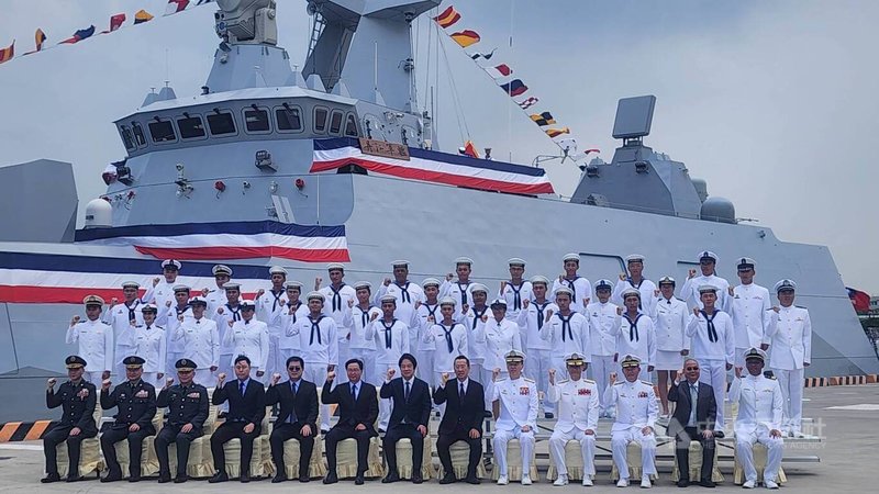 總統賴清德（前排左7）24日在高雄市出席海軍丹江軍艦成軍典禮，並在軍艦前與官兵合影。中央社記者洪學廣攝　115年7月24日