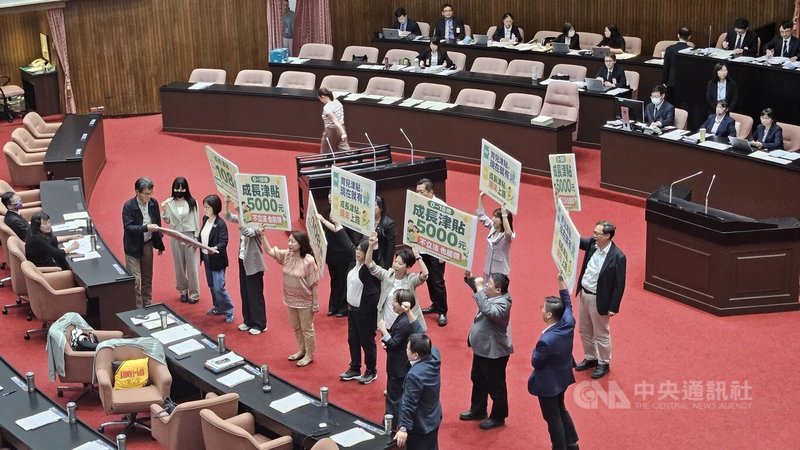 立法院會24日表決民眾黨立法院黨團、國民黨立法院團所提「台灣兒少成長及未來帳戶條例」,開始表決前,多位民進黨立委在議場內舉牌抗議此版本法案。中央社記者曾以寧攝 115年7月24日