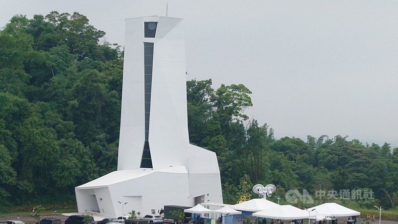 中央氣象署在雲林湖山水庫旁興建固定式氣象雷達站,目前主建築已完成,剩相關設備安裝,預計116年中完成。中央社記者蔡智明攝 115年7月24日