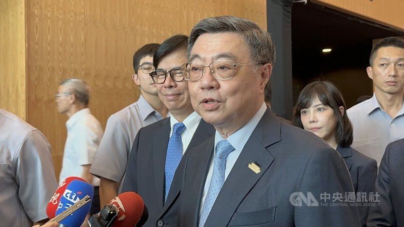 行政院長卓榮泰（前右）24日下午到高雄出席「亞洲資產管理中心高雄資產管理專區」週年記者會，會前面對媒體堵訪，他停下腳步一一回應。中央社記者林巧璉攝　115年7月24日