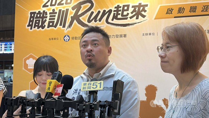 外送員權益保障及外送平台管理法上路，全國外送產業工會要求勞動部加強執法。勞動部長洪申翰（中）24日指出，會強烈要求外送平台必須落實法遵，若違反法規，該裁罰就會裁罰。中央社記者吳欣紜攝　115年7月24日
