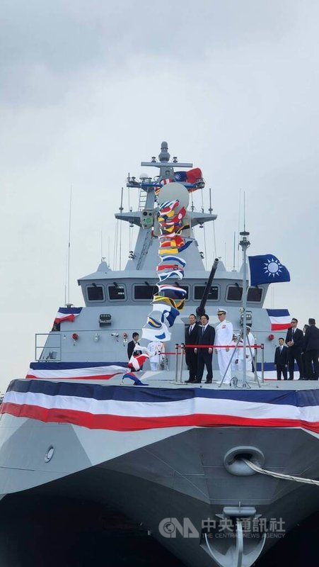 總統賴清德(前排中)24日在高雄市出席海軍丹江軍艦成軍典禮登艦視導,並感謝研究發展與造艦團隊及相關產業鏈克服困難,達成國艦國造目標。中央社記者洪學廣攝 115年7月24日