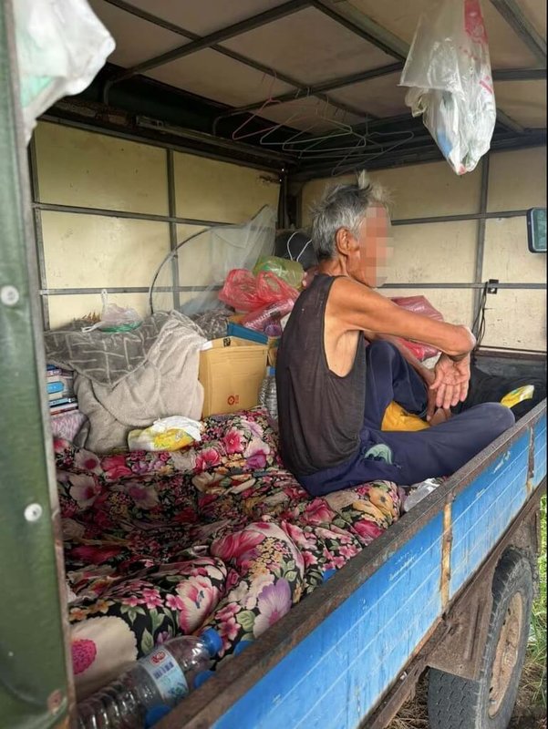 70歲黃姓老翁獨自一人住在台17線中彰大橋下，以小貨車為家，沒水沒電，肚子餓了就吃野菜、蝸牛及福壽螺；彰化縣社會處指出，會持續安排家屬與老翁碰面，協調是否願接受安置或返家。（賴清美提供）中央社記者吳哲豪傳真　115年7月24日