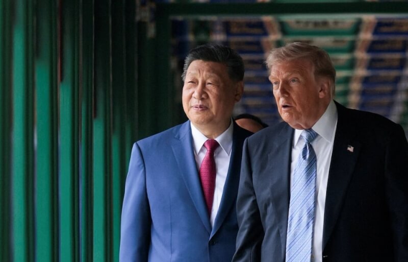 美國對台軍售和中國國家主席習近平訪美行程的關聯性持續受到外界關注。圖為美國總統川普（右）與習近平（左）在5月15日於北京會面。（路透社）