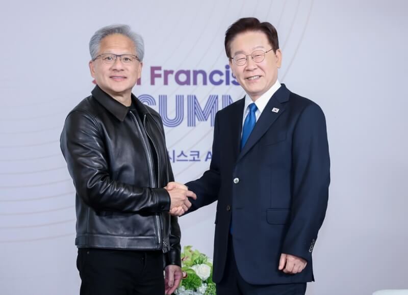 韓國總統李在明(右)25日在美國舊金山與輝達執行長黃仁勳(左)會面。(韓聯社)