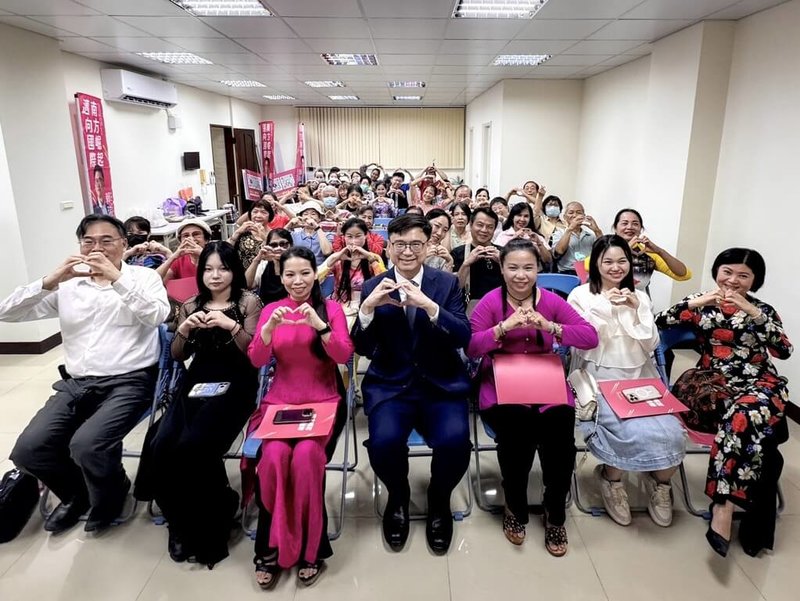 民主進步黨高雄市長參選人賴瑞隆（前中）24日出席新住民後援會授證，提5項相關政策。（賴瑞隆辦公室提供）中央社記者林巧璉傳真　115年7月25日