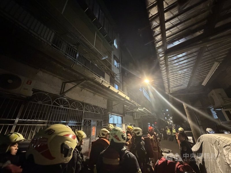 新北市中和區新生街一棟公寓3樓24日深夜起火且現場有民眾持刀，警消疏散周邊居民，壓制持刀男子並撲滅火勢。（翻攝畫面）中央社記者曹亞沿傳真　115年7月25日