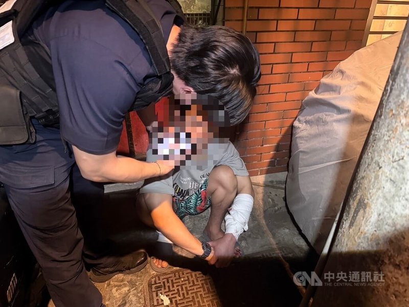 中和男深夜持刀劃破瓦斯軟管縱火 新北警消壓制送辦 | 社會 | 中央社 CNA 中和男深夜持刀劃破瓦斯軟管縱火 新北警消壓制送辦 | 社會 | 中央社 CNA