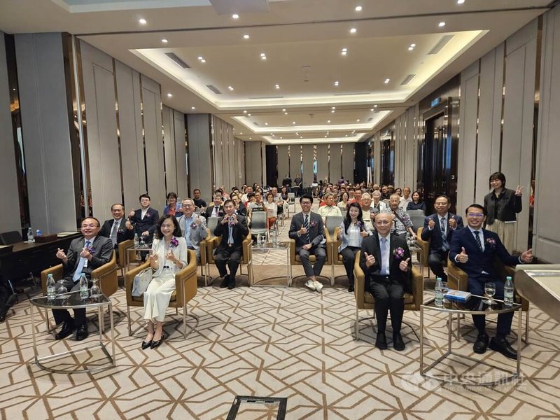 馬來西亞醫療生技協會25日攜手臺馬醫藥生態系中心、長庚醫療財團法人，在吉隆坡分享精準醫療、微菌治療、癌症治療及健康管理等領域的最新發展。圖為與會者合影。中央社記者黃自強吉隆坡攝 115年7月25日