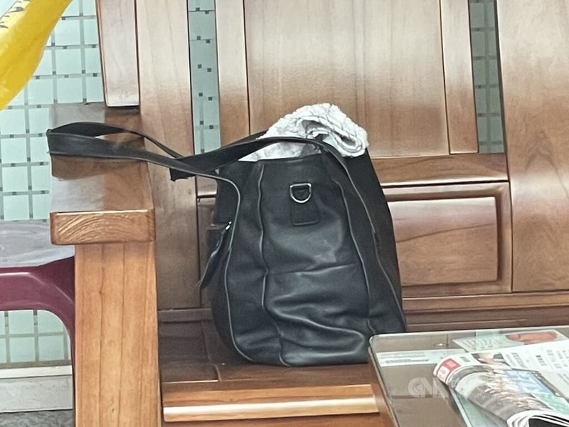 1名男子25日帶著黑色手提包闖入新北市議長蔣根煌服務處,包內疑裝有危險物品,警方立即前往現場拉起封鎖線進行安全管制,後續刑事局將到場處理可疑物。(翻攝畫面)中央社記者曹亞沿傳真 115年7月25日