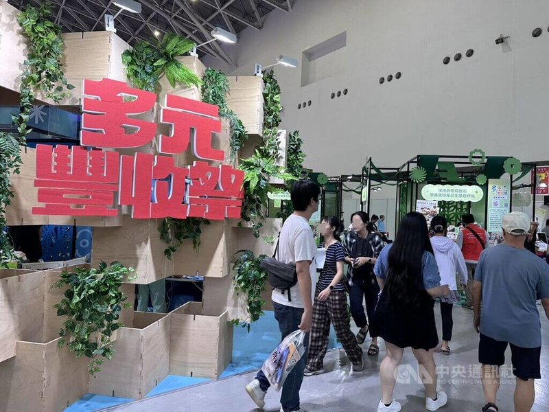 勞動部勞動力發展署高屏澎東分署115年度大型假日市集25日在高雄展覽館開幕,吸引逾5000人參與。中央社記者林巧璉攝 115年7月25日