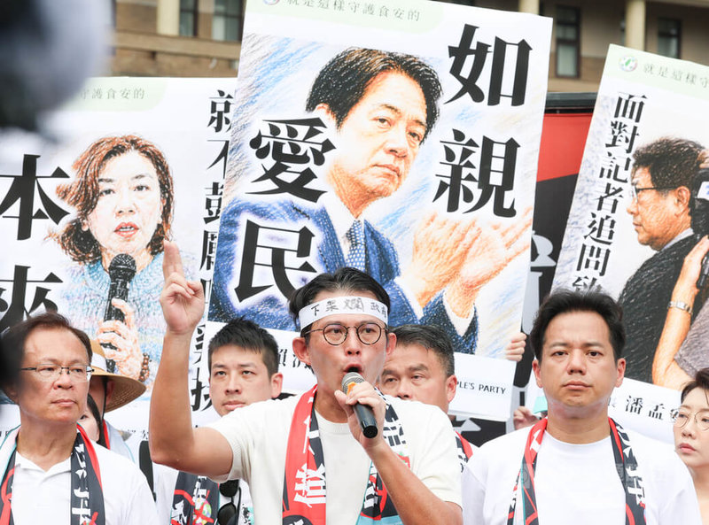 台灣民眾黨25日在行政院前舉行記者會,為近期問題油品事件向政府「討一個交代」,黨主席黃國昌(前中)等人出席,號召全民共同守護食安、要求政府負起責任。中央社記者謝佳璋攝 115年7月25日