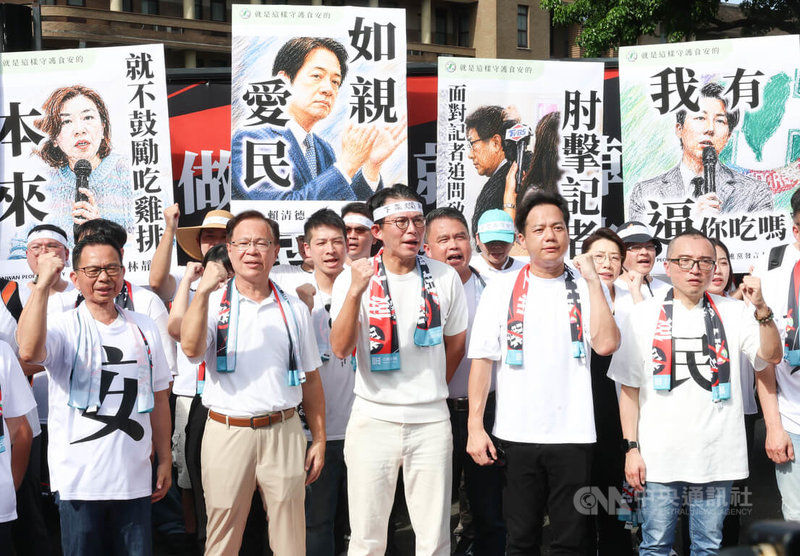 油品事件延燒，台灣民眾黨25日在行政院前舉行「人民要真相、食安要咎責」記者會，黨主席黃國昌（前中）等人振臂高呼要食安、要健康、要真相等口號表訴求。中央社記者謝佳璋攝  115年7月25日