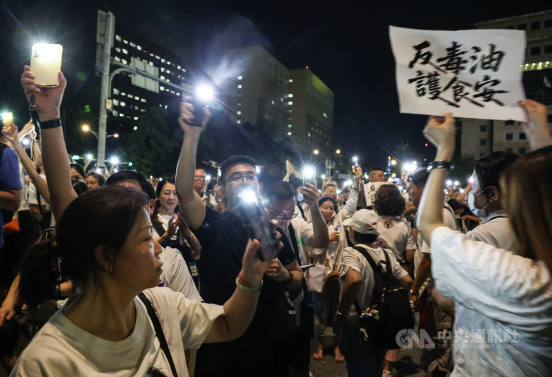 國民黨25日在凱達格蘭大道舉辦「我是人,我反毒台」集會活動,入夜後,現場與會民眾點亮手機燈光聲援。中央社記者謝佳璋攝 115年7月25日