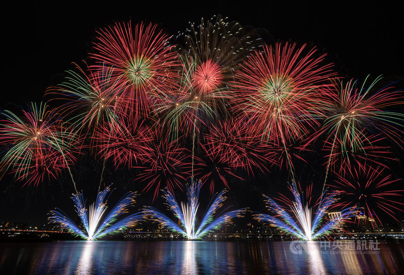 2026大稻埕夏日節25日在延平河濱公園及大稻埕碼頭熱鬧開幕,晚間施放絢爛煙火點亮夜空,將活動氣氛推向最高潮。中央社記者趙世勳攝 115年7月25日