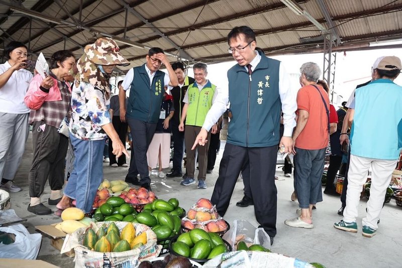 台南酪梨正值產季，2026大內酪梨產業文化活動25日開幕，台南市長黃偉哲（前右）也到場宣傳行銷。（台南市政府提供）中央社記者張榮祥台南傳真 115年7月25日