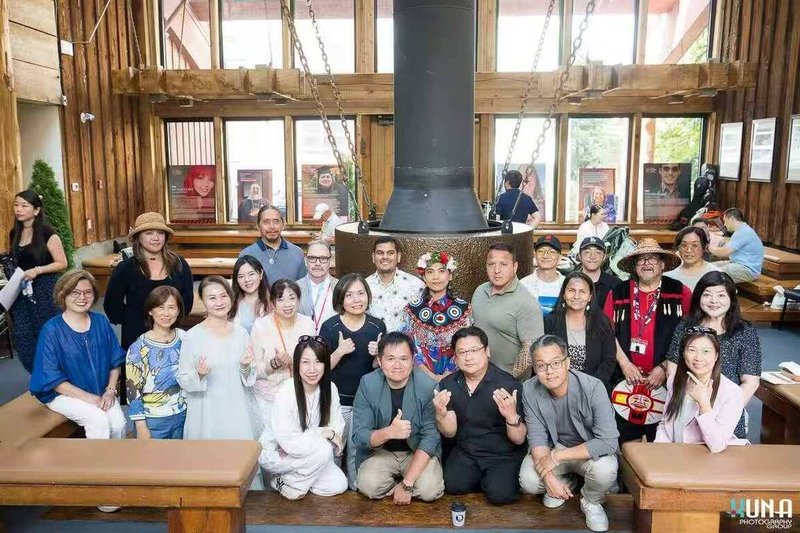 卑詩省原住民教育學院(Native Education College)23日舉辦一場「爐邊講唱」活動,台灣原民歌手戴曉君和當地原住民音樂家、文化人交流,現場原住民師生與台灣僑胞都感受到跨越語言的靈魂共振。(加台社群協會提供)中央社記者程愛芬溫哥華傳真 115年7月25日