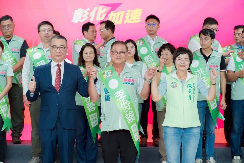 民進黨秘書長徐國勇（前左）25日南下民進黨彰化縣長參選人陳素月（前右）競選總部出席造勢活動，與陳素月一起為議員參選人披上競選肩帶加油打氣。（陳素月總部提供）中央社記者吳哲豪傳真 115年7月25日