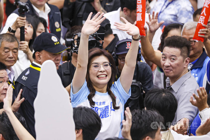 中國國民黨第22屆第2次全國代表大會25日在台北市立成功高中舉行,黨主席鄭麗文(中)入場時向眾人揮手致意。中央社記者鄭清元攝 115年7月25日