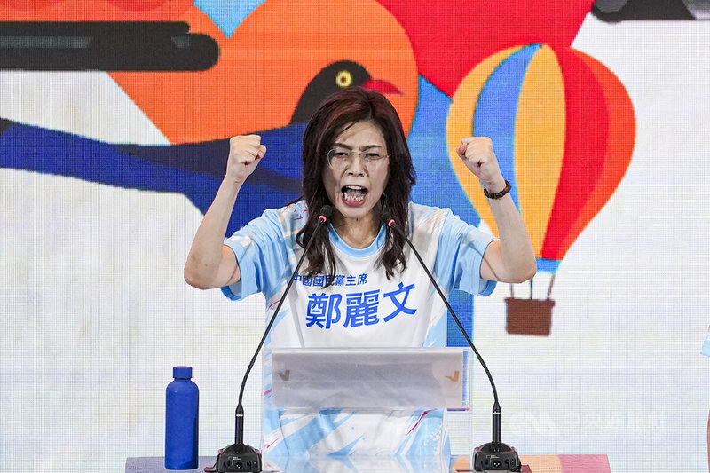 中國國民黨第22屆第2次全國代表大會25日在台北市立成功高中舉行，黨主席鄭麗文（圖）致詞時振臂握拳，為2026地方選舉凝聚氣勢。中央社記者鄭清元攝　115年7月25日