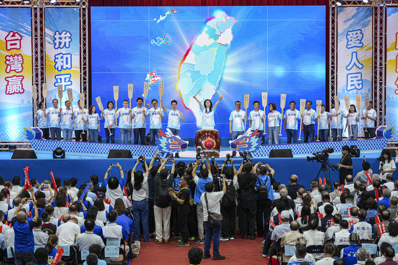 中國國民黨第22屆第2次全國代表大會25日在台北市立成功高中舉行,舞台布置大型龍舟,黨主席鄭麗文(台上中)擊鼓領軍,黨籍縣市長參選人持槳造勢,為2026地方選舉凝聚氣勢。中央社記者鄭清元攝 115年7月25日