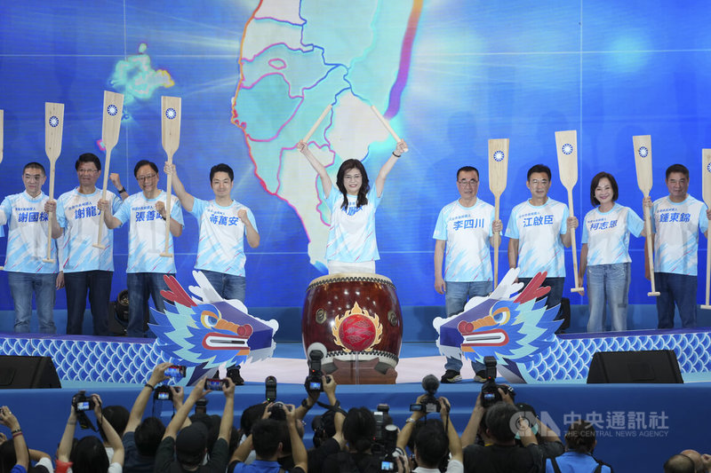 中國國民黨第22屆第2次全國代表大會25日在台北市立成功高中舉行，黨主席鄭麗文（中）站在戰鼓前高舉鼓棒，兩側黨籍縣市長參選人手持船槳，象徵同舟共濟、團結迎戰2026地方選舉。中央社記者鄭清元攝　115年7月25日