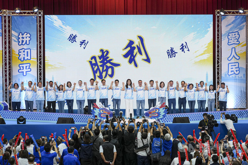 中國國民黨第22屆第2次全國代表大會25日在台北市立成功高中舉行，黨主席鄭麗文（右10）與黨籍縣市長參選人共同高舉雙手、齊聲喊出勝選口號，展現團結氣勢。中央社記者鄭清元攝　115年7月25日