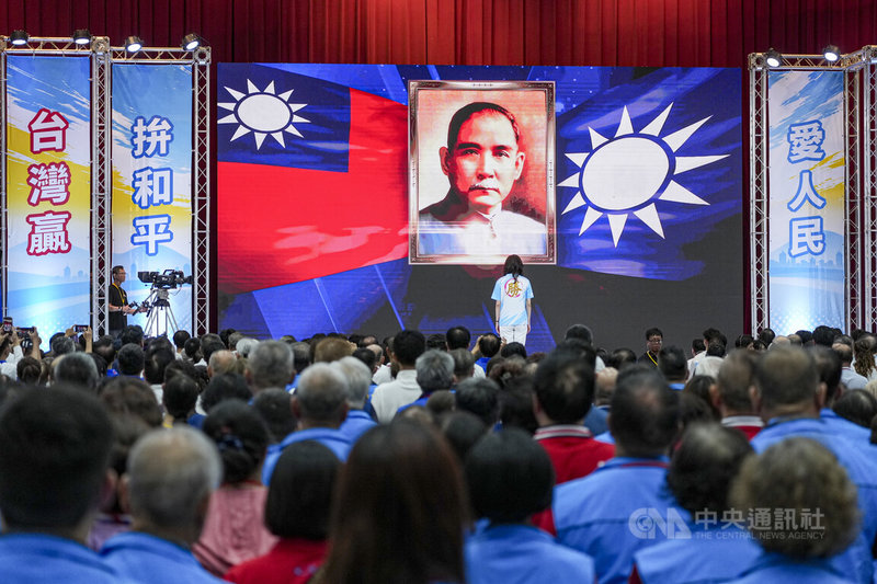 中國國民黨第22屆第2次全國代表大會25日在台北市立成功高中舉行，與會黨代表面向國旗、黨旗及國父孫中山遺像唱國歌。中央社記者鄭清元攝　115年7月25日
