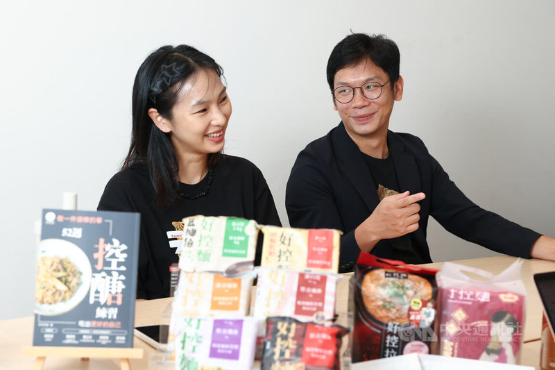 日日好食創辦人麥育瑋(右)與共同創辦人劉亭妏(左)認為全球已經吹起高蛋白飲食潮流,有助於公司拓展版圖、走向海外。中央社記者王騰毅攝 115年7月25日