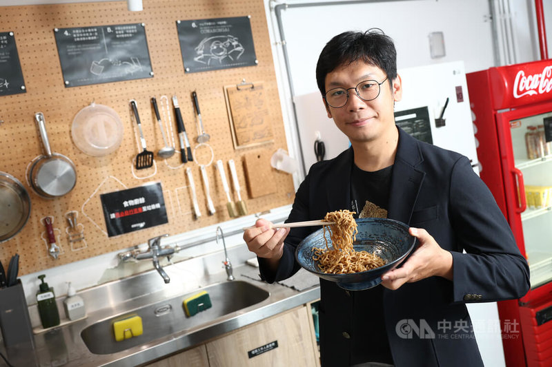 日日好食創辦人麥育瑋將營養科學融入日常主食,吃麵也能攝取蛋白質、膳食纖維,減少罪惡感。中央社記者王騰毅攝 115年7月25日