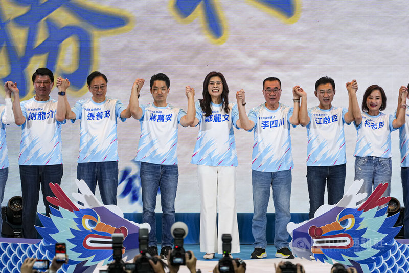 中國國民黨第22屆第2次全國代表大會25日在台北市立成功高中舉行,黨主席鄭麗文(中)與黨籍6都縣市長參選人牽手高舉,齊喊口號展現團結氣勢。中央社記者鄭清元攝 115年7月25日