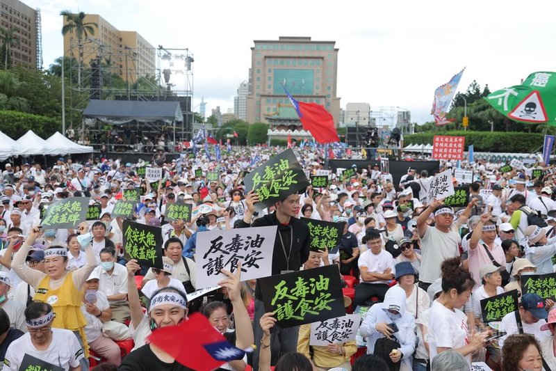 問題油事件延燒，國民黨25日在凱道發起「我是人，我反毒台」集會活動，吸引大批民眾湧入現場，齊聚表達意見，要求重視食安問題。中央社記者翁睿坤攝　115年7月25日