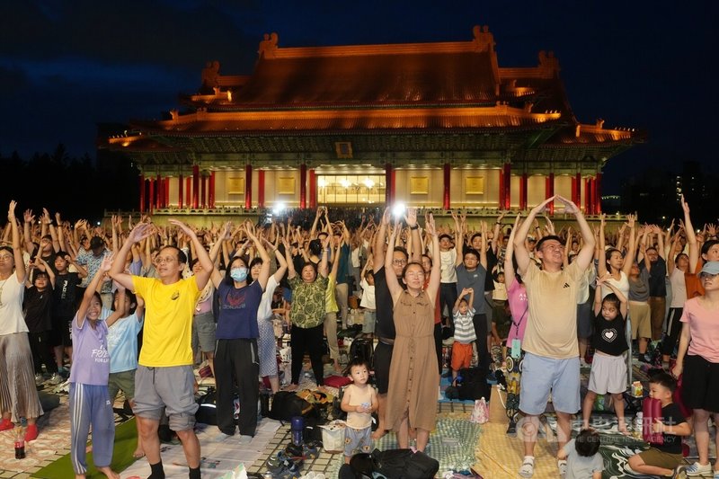 雲門舞集每年夏季的戶外公演邁入第31個年頭,25日晚間在兩廳院藝文廣場呈獻藝術總監鄭宗龍的台法共製作品「關不掉的耳朵」,開演前,大批民眾在台上人員帶動下一同律動。中央社記者徐肇昌攝 115年7月25日