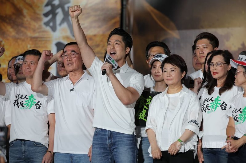 國民黨「我是人,我反毒台」集會25日在凱道登場,台北市長蔣萬安(持麥克風者)出席,怒批政府在油品案的種種作為,並高呼自己「已經受不了了」。前右3為台中市長盧秀燕。中央社記者翁睿坤攝 115年7月25日