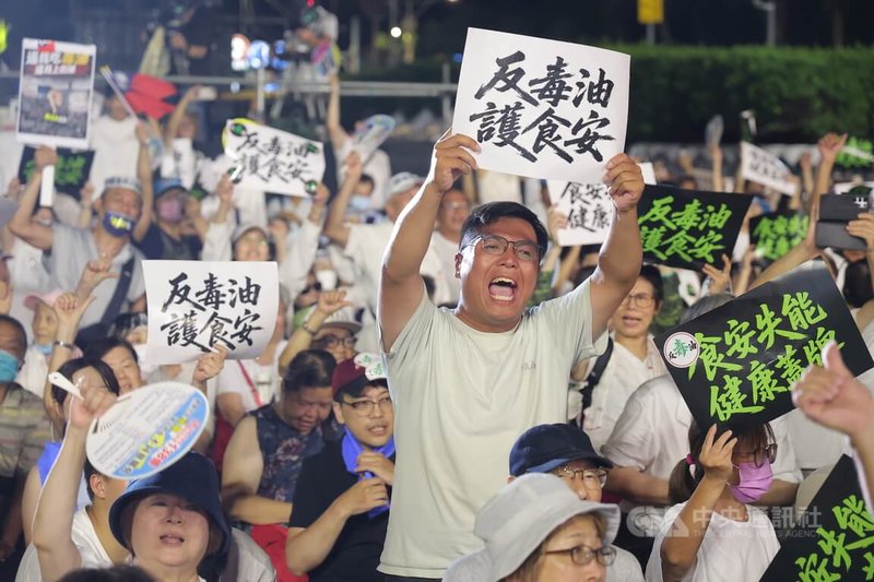 國民黨舉辦「我是人、我反毒台」凱道集會25日正式登場,集會尾聲時,現場與會民眾大聲怒吼、表達抗議。中央社記者翁睿坤攝 115年7月25日