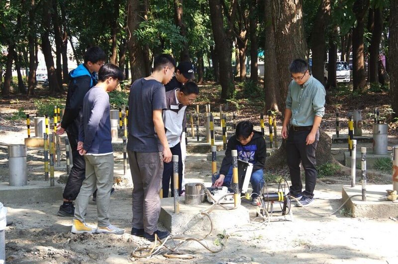 教育部25日發布新聞稿，介紹最新一期教育家典範人物。曾獲第七屆國家產學大師獎的温志超（左4）常帶領學生在各地探勘實作，實踐「陪伴學生找出問題」教學理念。（教育部提供）中央社記者陳至中台北傳真　115年7月25日