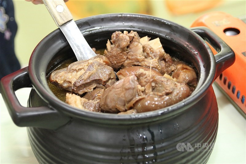 食藥署執行食品戴奧辛抽驗，發現雲林1件屠宰羊肉戴奧辛超標，毒物專家提醒，長期低劑量累積恐致癌、免疫功能異常、畸形胎等問題，建議少吃內臟、肥肉。（中央社檔案照片）