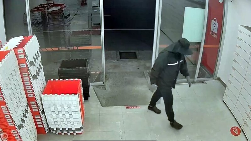 嘉義縣黃姓男子涉嫌穿著雨衣、頭戴漁夫帽與口罩手套，前往偏僻蝦皮智取店破壞自助收銀機，竊取逾萬元現金，警循線至花蓮逮捕黃男並移送，檢方複訊後聲押獲准。（警方提供）中央社記者黃國芳傳真　115年7月25日