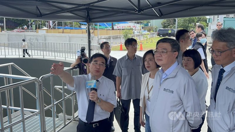 行政院長卓榮泰（前右2）25日出席「大安大甲溪聯通管通水典禮」，視察流量控制井及匯流井，了解聯通管運作方式。中央社記者郝雪卿攝 115年7月25日