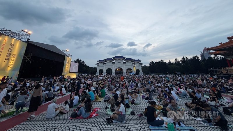 雲門舞集2026夏季戶外公演25日晚間在兩廳院藝文廣場將帶來雲門藝術總監鄭宗龍的台法跨國共製作品「關不掉的耳朵」,下午即有大批民眾提早到場卡位,準備欣賞演出。中央社記者徐肇昌攝 115年7月25日