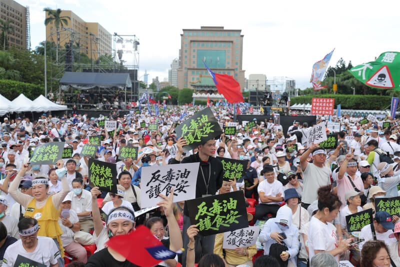 問題油事件延燒,國民黨25日在凱道發起「我是人,我反毒台」集會活動,吸引大批民眾湧入現場,齊聚表達意見,要求重視食安問題。中央社記者翁睿坤攝 115年7月25日
