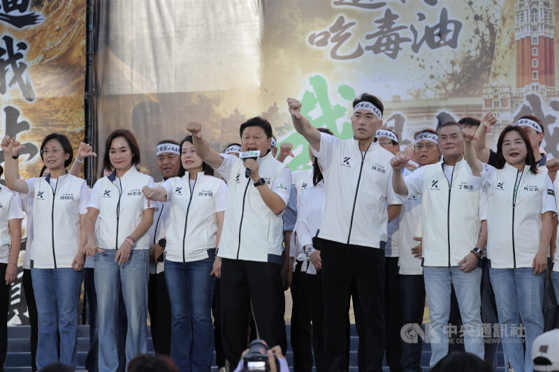 國民黨「我是人,我反毒台」集會25日在凱達格蘭大道登場,國民黨立院黨團總召傅崐萁(前右4)率黨團立委一同出席,在台上高喊要行政院長卓榮泰下台、總統賴清德道歉等口號。中央社記者翁睿坤攝 115年7月25日