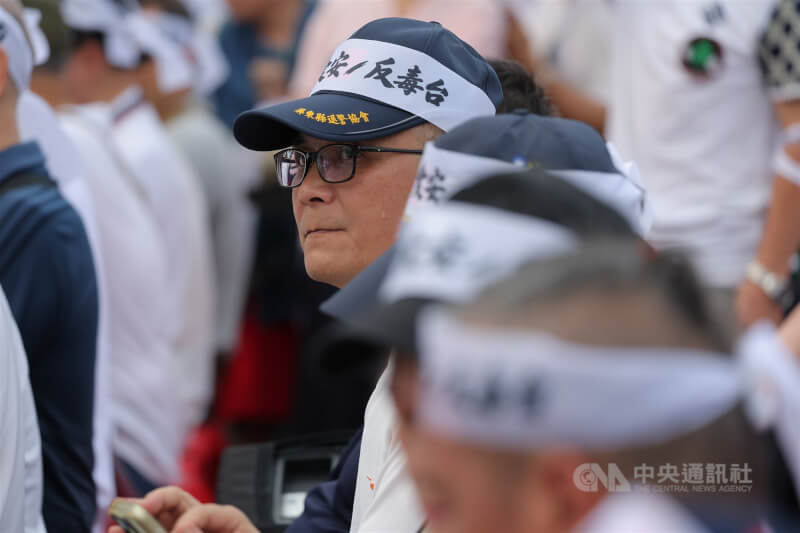國民黨25日在總統府前凱道發起「我是人,我反毒台」集會活動,現場不少民眾綁上「反毒台」布條表達訴求。中央社記者翁睿坤攝 115年7月25日