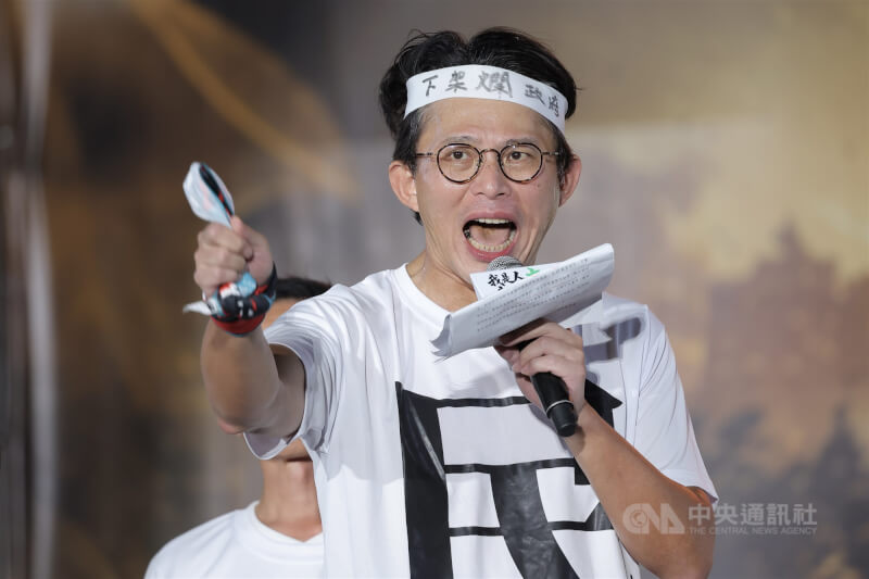 國民黨「我是人,我反毒台」集會25日在凱達格蘭大道登場,台灣民眾黨主席黃國昌(圖)也登台致詞,頭綁「下架爛政府」布條,怒批政府在這次油品事件相關作為。中央社記者翁睿坤攝 115年7月25日