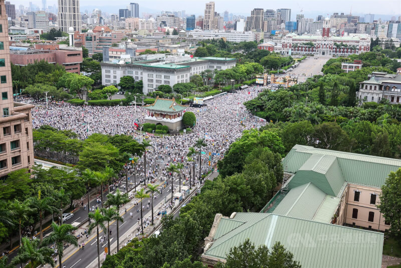 問題油品事件持續延燒,全台關切食安議題。國民黨25日在凱達格蘭大道舉辦「我是人,我反毒台」集會,號召群眾參與,現場人潮滿滿。中央社記者謝佳璋攝 115年7月25日