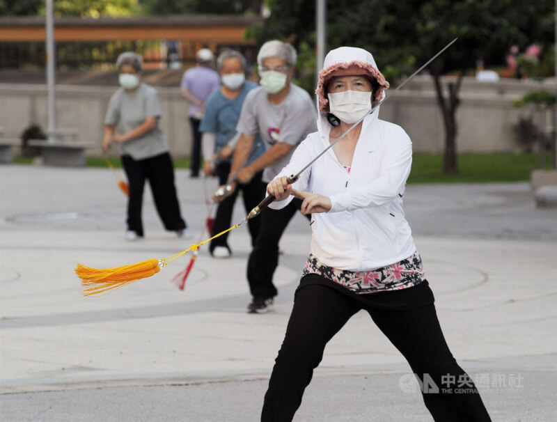 圖為桃園市戶外活動長者戴口罩。（中央社檔案照片）