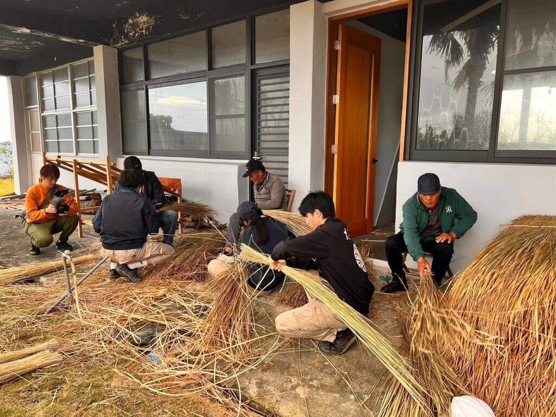 台東縣竹湖國小推動傳統家屋2.0計畫，進行家屋修繕及建築方位校正，由部落耆老指導師生投入茅片紮綁與結構重整等工法實作，並串聯八斗高中學生實地協作。（國教署提供）中央社記者許秩維傳真　115年7月26日